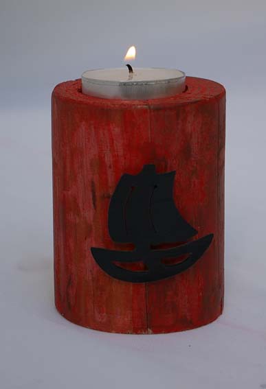 roter Teelichthalter mit Segelboot