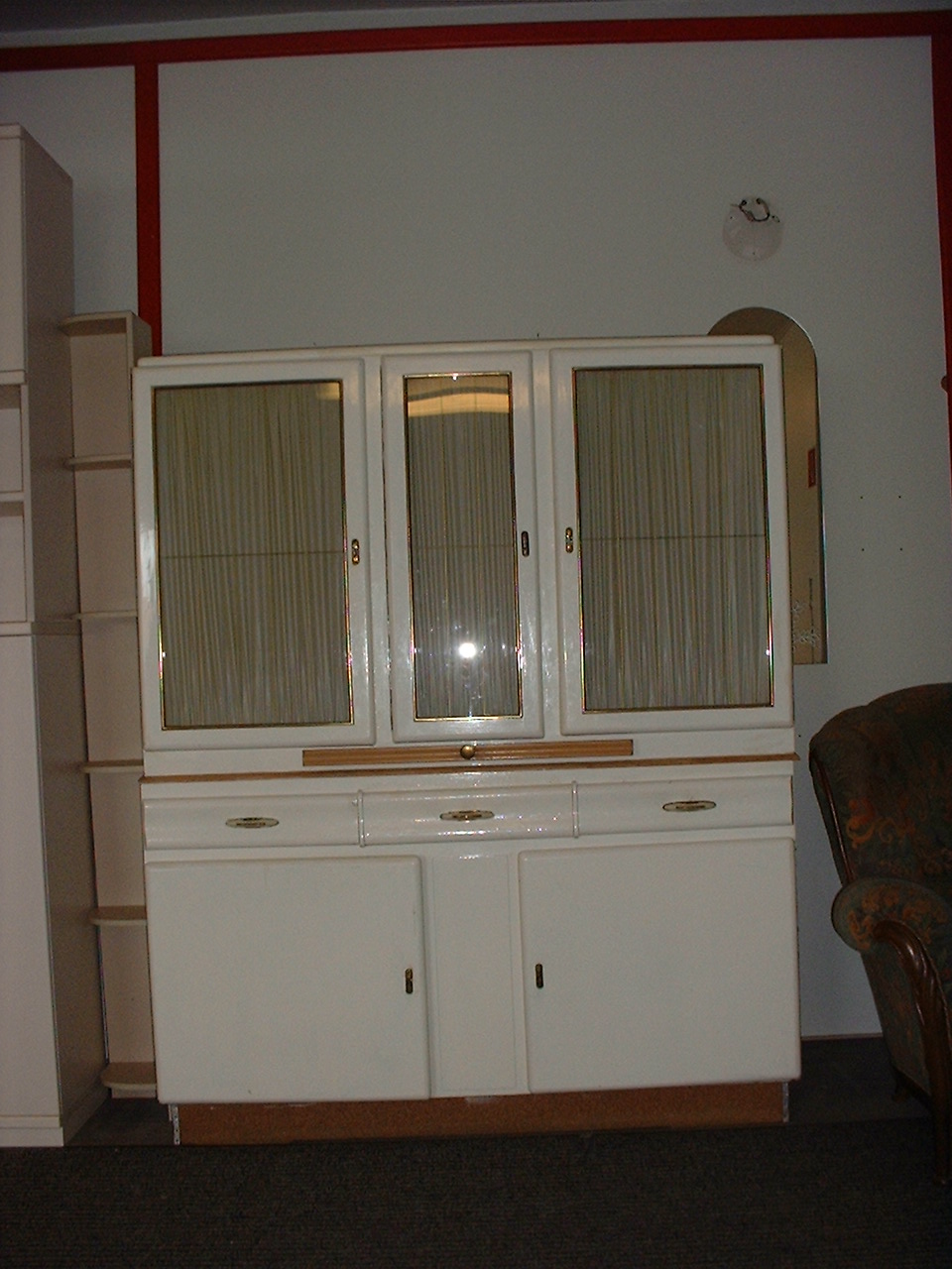 Altes Küchenbuffet in Rot mit bunten Farbeffekten aufgearbeitet und neu