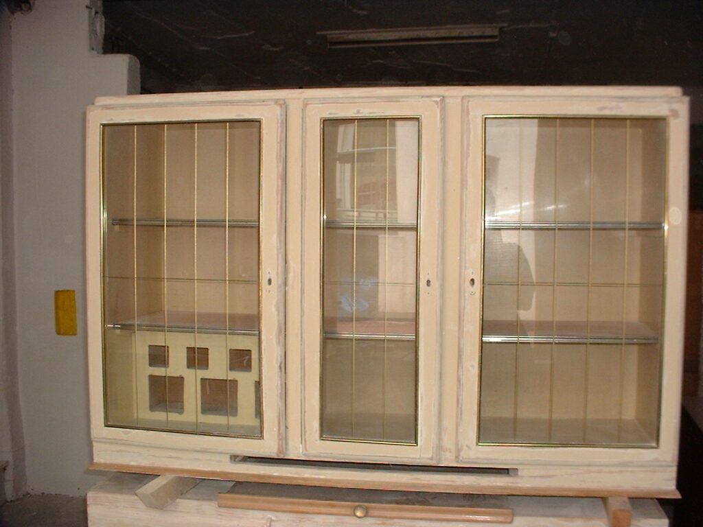 Altes Küchenbuffet in Rot mit bunten Farbeffekten aufgearbeitet und neu