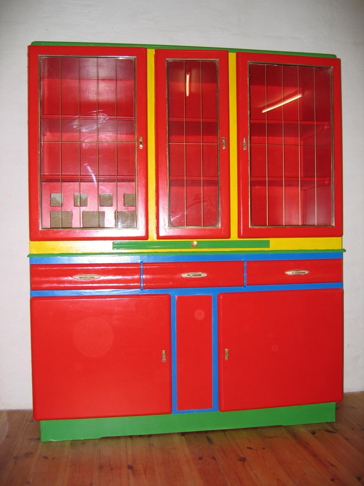 Altes Küchenbuffet in Rot mit Farbeffekten