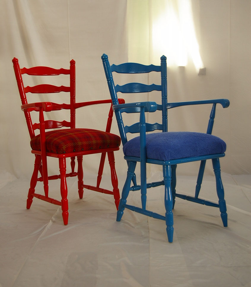 Armlehnstuhl rot und blau