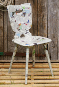 Read more about the article Upcycling: Ein Stuhl mit Zeitungspapier verkleiden