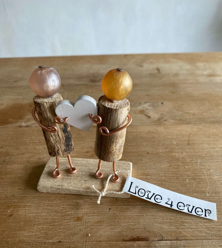 Wackelnder Holzmann Auto Dekoration - Handgefertigte Holzpuppe 8x5cm